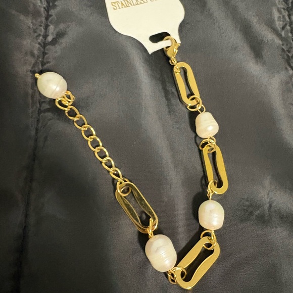 Elegant Gold and Pearl Bracelet - Picture 5 of 8